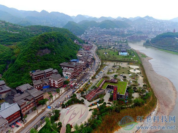赤水河旅游公路旁的綜合服務(wù)體。（貴州省公路局提供）
